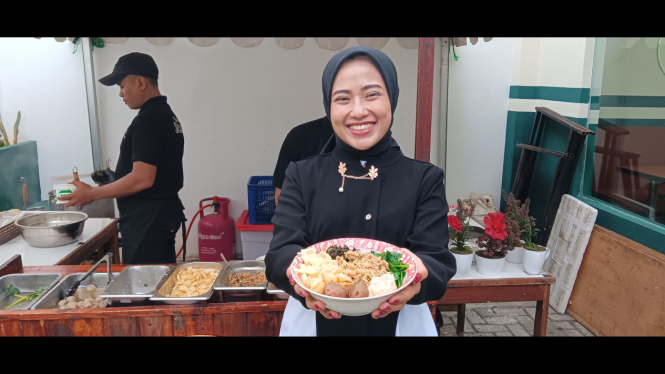 Owner Bakmie Saudagar Zhavira Ayu Ratri Aldania