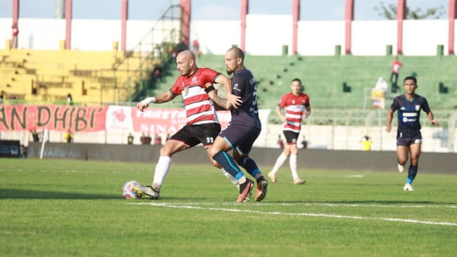 Youssef Ezzejjari saat lawan Borneo FC