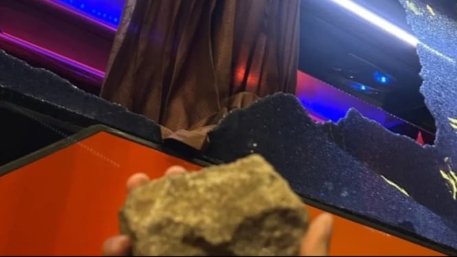 Batu digunakan melempar bus