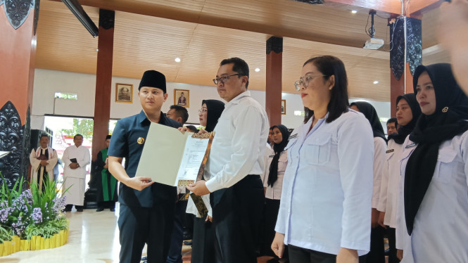 Bupati Trenggalek menyerahkan SK CPNS dan PPPK di pendopo.