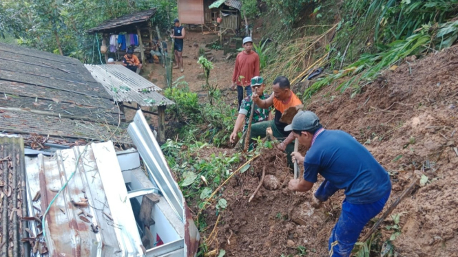 Satu dinding rumah jebol gegara longsor di Trenggalek.