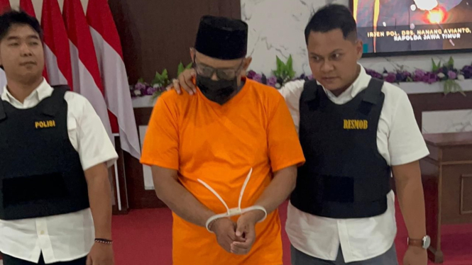 Tersangka saat diamankan Polisi.
