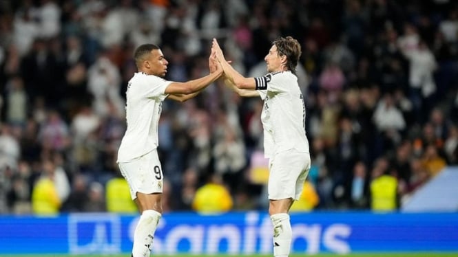 Mbappe (kiri) dan Modric merayakan gol ke gawang Mallorca.