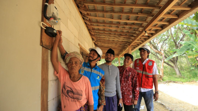 Warga Pulau Gili Raja Sumenep menunjukkan instalasi listrik PLN.