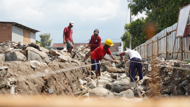 Proses pembangunan Pasar Ngadiluwih Kediri
