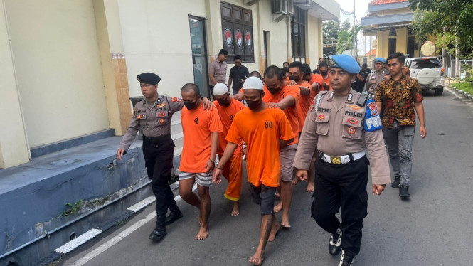 Belasan pelaku aksi premanisme di Mojokerto saat diamankan polisi