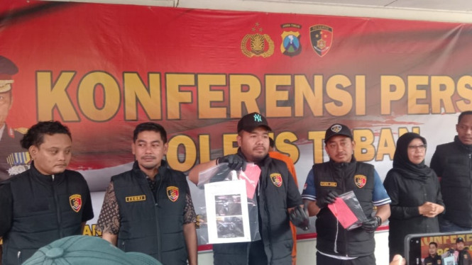 Polisi saat menunjukkan barang bukti