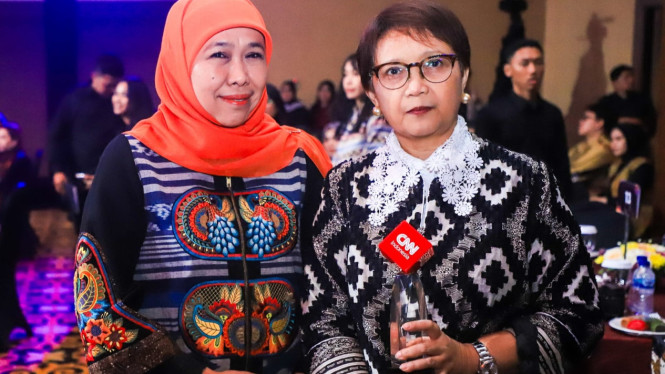 Gubernur Khofifah Saat Menerima Penghargaan Leading Women Awards 2025