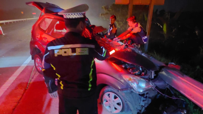 Petugas PJR di lokasi kejadian mobil Avanza tabrak pembatas Tol Gempol Pasuruan