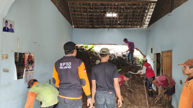 Tanah longsor sebabkan Dindin rumah jebol.