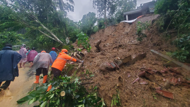 Bencana tanah longsor di Depok Trenggalek.