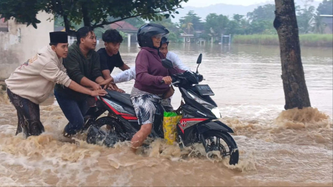 Pengendara motor nekat terobos banjir di Trenggalek