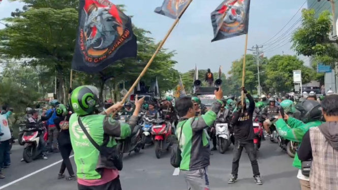 Ribuan Pengemudi Ojol Demo di Surabaya.