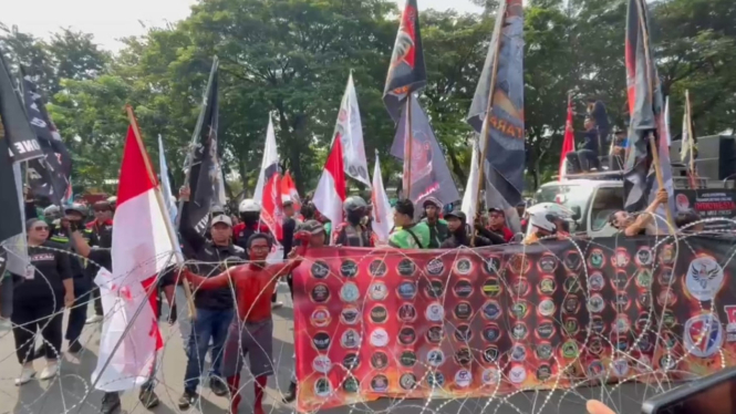 Massa Ojol berunjuk rasa di Surabaya.