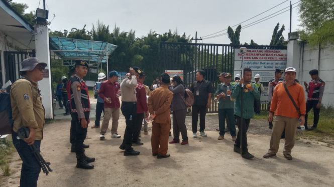 Petugas PN dan BPN saat melakukan pengukuran