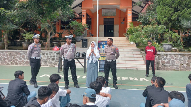 Nampak polisi di Mojokerto edukasi Safety Riding