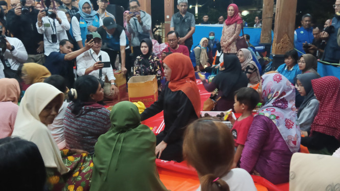 Khofifah meninjau posko pengungsian di Depok Trenggalek