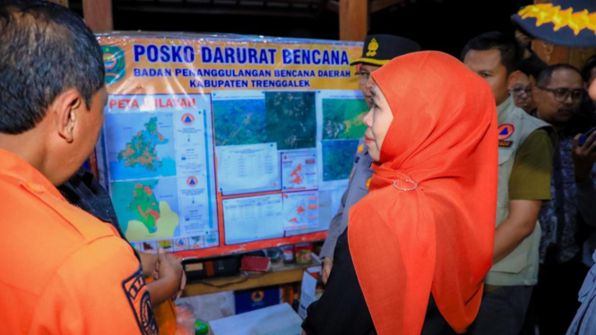 Gubernur Khofifah saat meninjau bencana longsor di Trenggalek