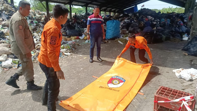 Petugas hendak mengevakuasi jasad bayi.