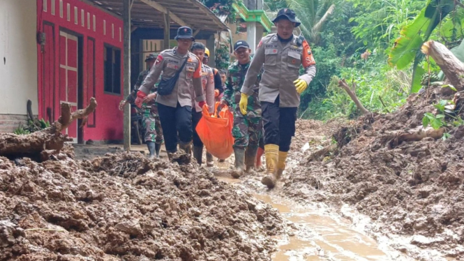 Proses evakuasi jenazah korban tanah longsor Depok Trenggalek.
