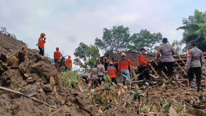 Proses Evakuasi Korban Longsor Trenggalek