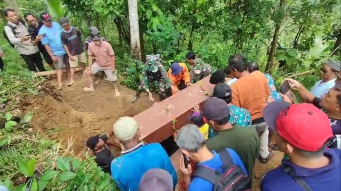 Proses pemakaman dua korban tanah longsor Trenggalek