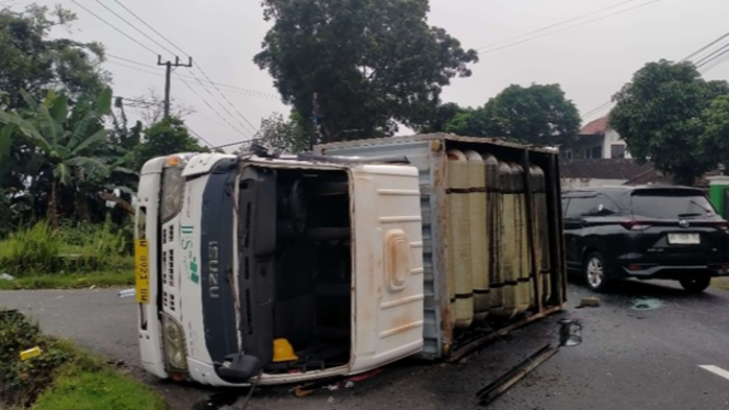 Truk Bermuatan Gas Terguling di Kediri.