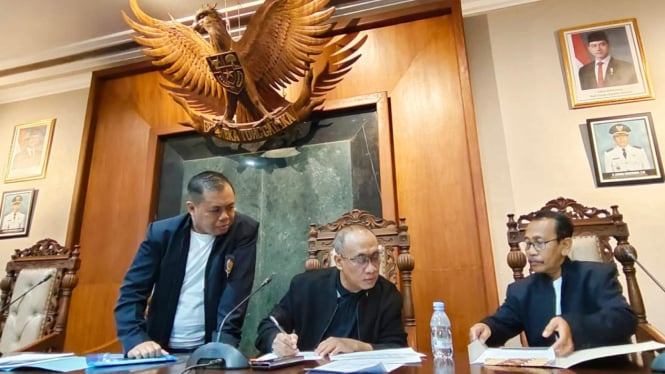 Ketua PWI Tulungagung Wiwieko Dharmaidiningrum (berdiri)