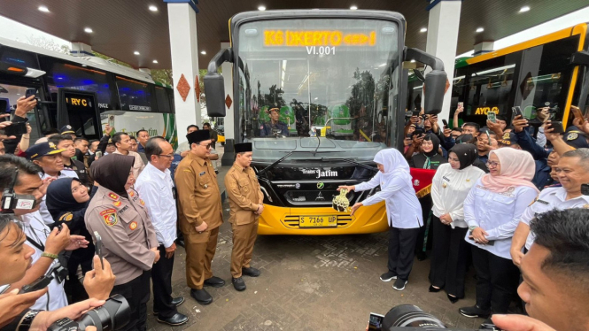 Gubernur Jatim Khofifah Indar Parawansa resmi meluncurkan Bus Trans Jatim Koridor VI rute Mojokerto-Sidoarjo.
