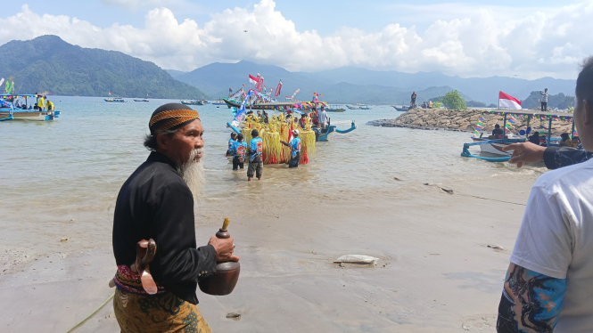 Labuh Laut di Karanggongso Watulimo Trenggalek.