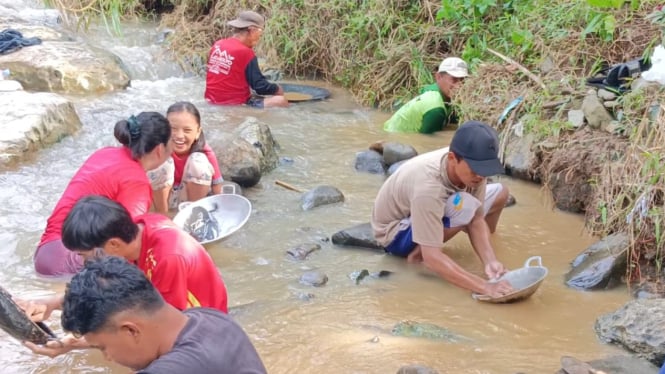Suasana mendulang emas di Sungai Bamban Keboireng Tulungagung.