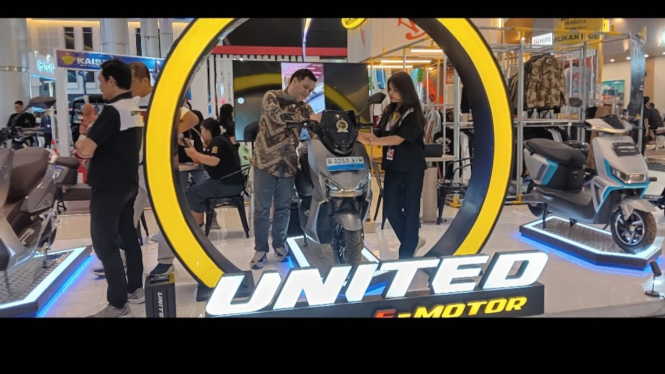 Booth United E-Motor di IIMS Surabaya 2025