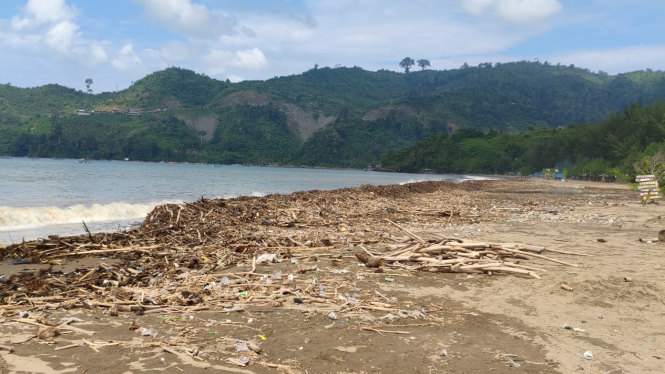 Kondisi Pantai Gemah dipenuhi sampah