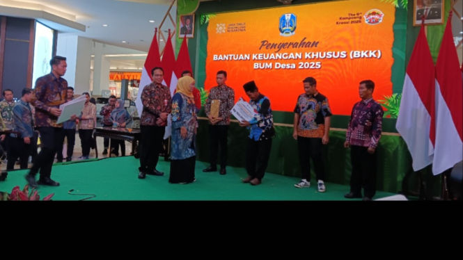 Penyerahan Bantuan oleh Gubernur Khofifah