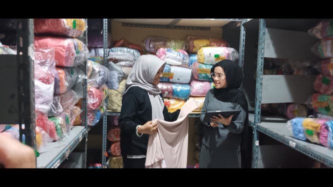 Tumpukan Produk Nisrina Hijab di Gudang
