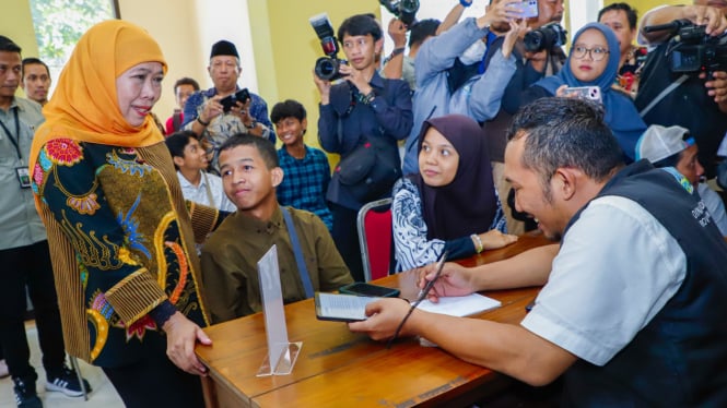 Gubernur Khofifah Tinjau Posko SPMB