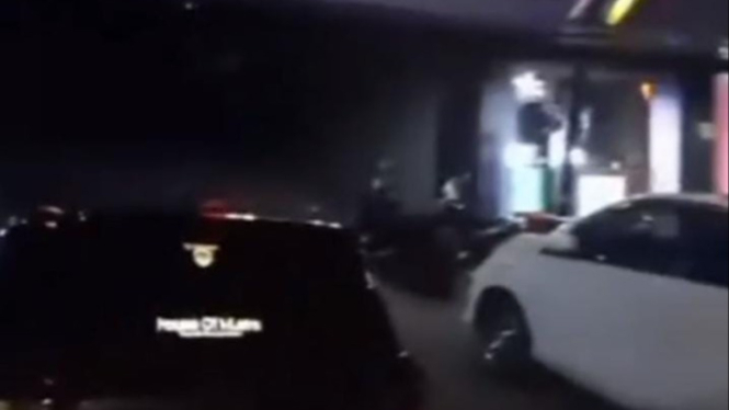 Penampakan mobil plat merah terparkir di tempat karaoke
