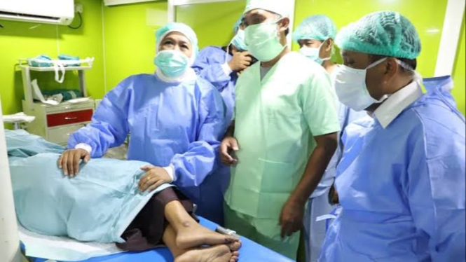 Khofifah Indar Parawansa meninjau layanan kesehatan