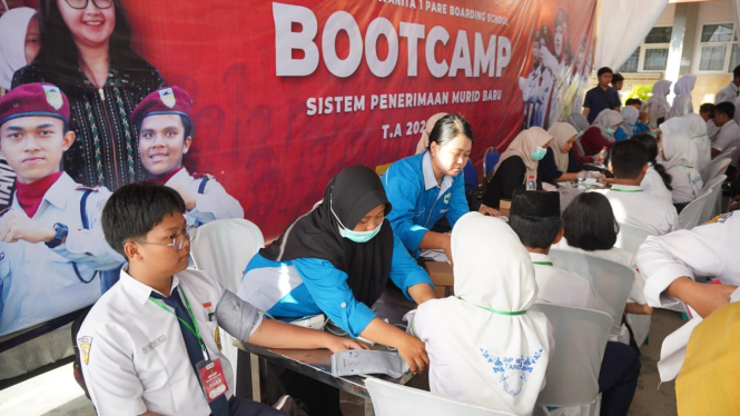 Proses Cek Kesehatan Gratis di sekolah Kediri.