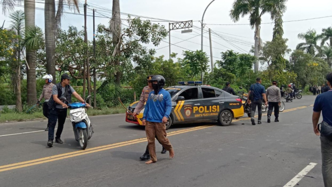 Polisi saat melakukan penghadangan kelompok pesilat.