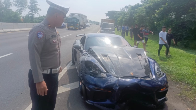 Porsche biru yang dikemudikan perempuan 21 tahun