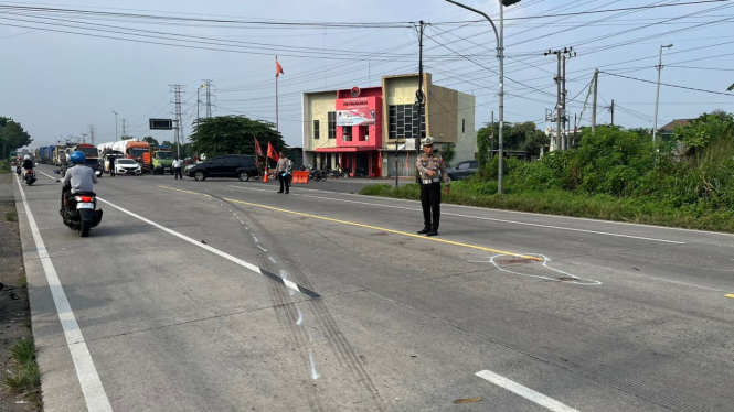Kecelakaan antara motor dan bus di Bypass Mojokerto