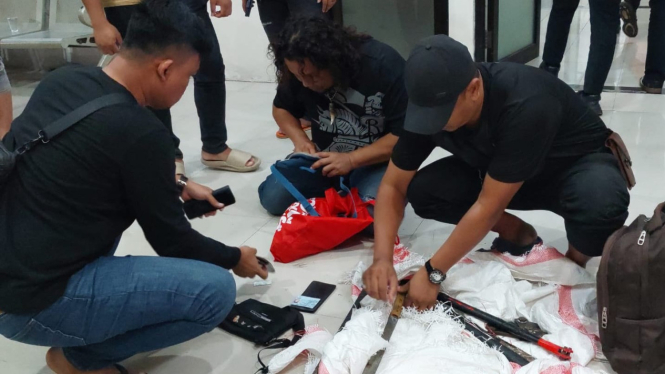 Barang milik pelaku yang ditemukan polisi.