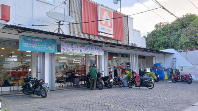 Lahan parkir di sebuah minimarket kawasan Ketintang Surabaya.