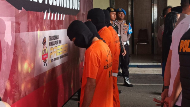 Pelaku pencabulan-persetubuhan kepada anak dibawah umur Tulungagung saat diaankan Polisi.