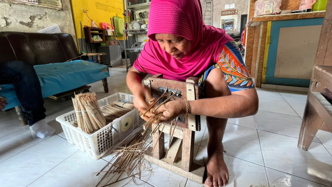 Perajin tusuk sate di Mojokerto