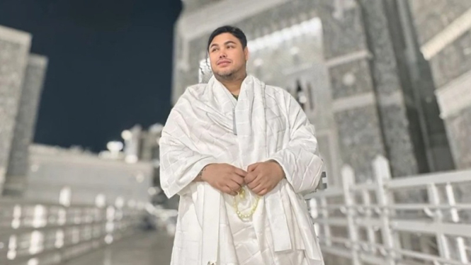 Ivan Gunawan memakai kain ihram