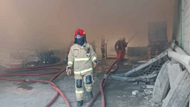 Petugas Damkar saat di lokasi kejadian.