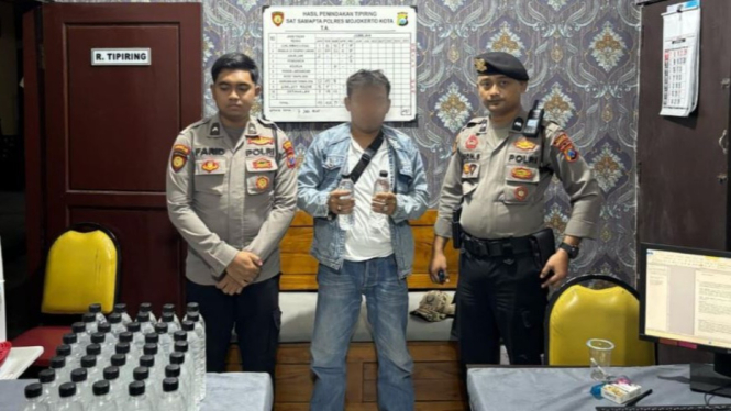 Penjual miras ilegal asal Surabaya usai diamankan di Mapolres Mojokerto Kota
