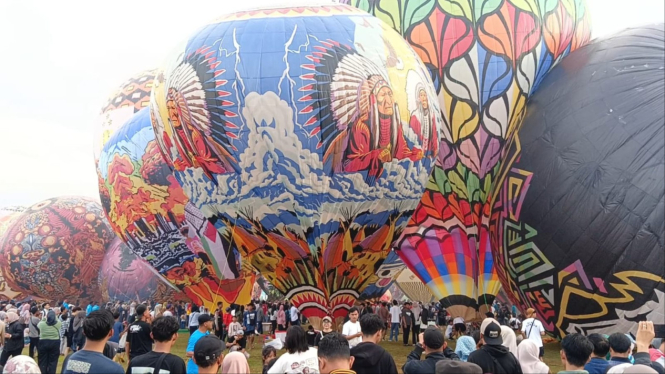 Jarak antar peserta terlalu dekat di Festival Balon Udara Tulungagung.